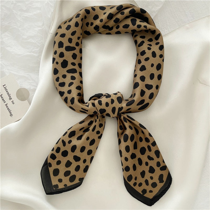 Leopardenmuster Seidenschal, beige und schwarz, modisches Accessoire, Damenmode.