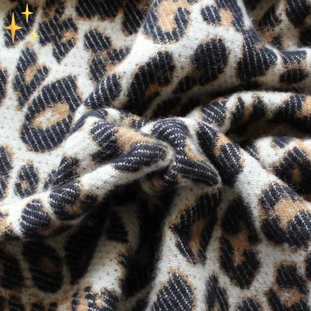 Leopardenmuster Stoff, beige und schwarz, weiches Material, ideal für Mode und Dekoration.
