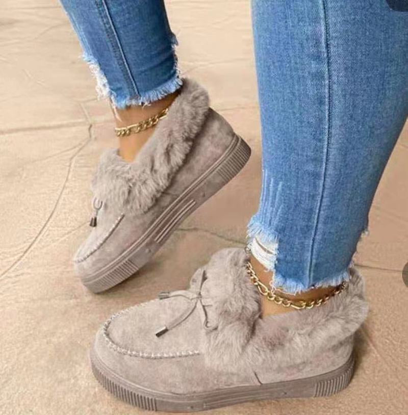 Damen-Winterschuhe, grau, Kunstfell, bequem, modisch, Jeans, goldene Fußkettchen.