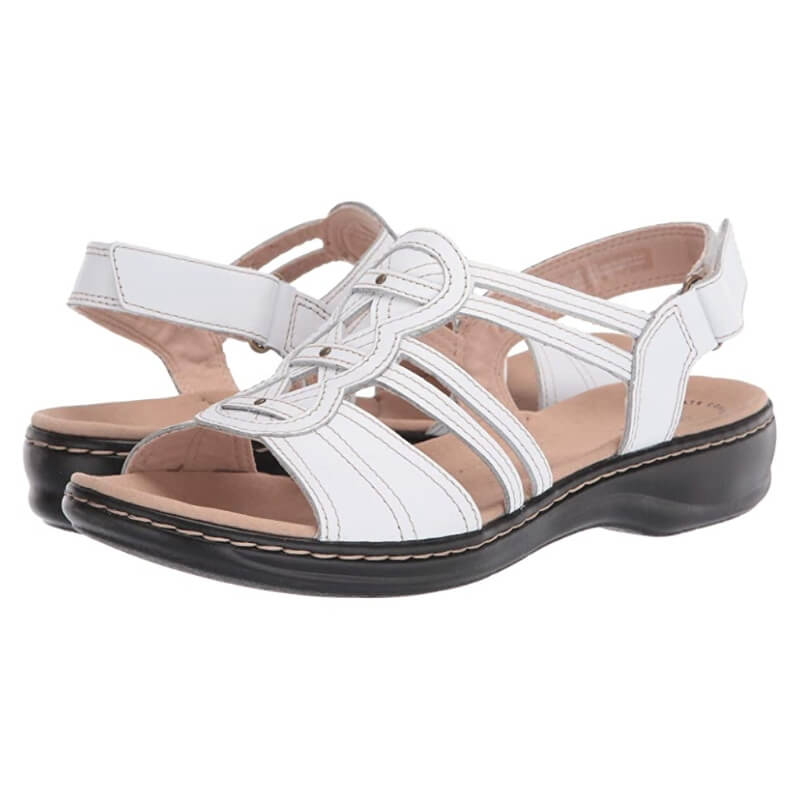 Weiße Damen-Sandalen, stilvoll und bequem, mit Riemen und flacher Sohle.