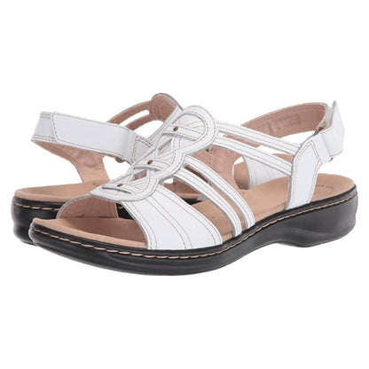 Weiße Damen-Sandalen, stilvoll und bequem, mit Riemen und flacher Sohle.