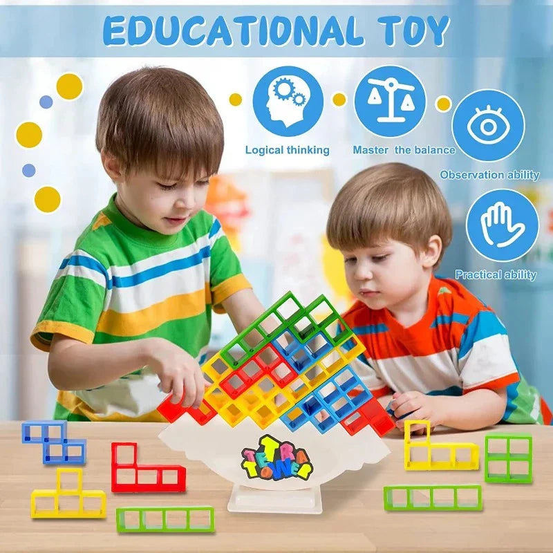 Zwei Kinder spielen mit buntem, pädagogischem Balancespielzeug aus Kunststoff.
