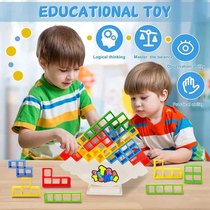 Zwei Kinder spielen mit buntem, pädagogischem Balancespielzeug aus Kunststoff.