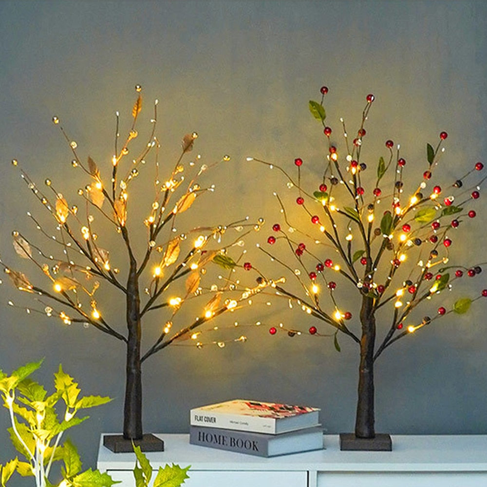 LED-Baumlichter mit warmweißen und roten Lichtern auf Tisch, dekorative Beleuchtung.