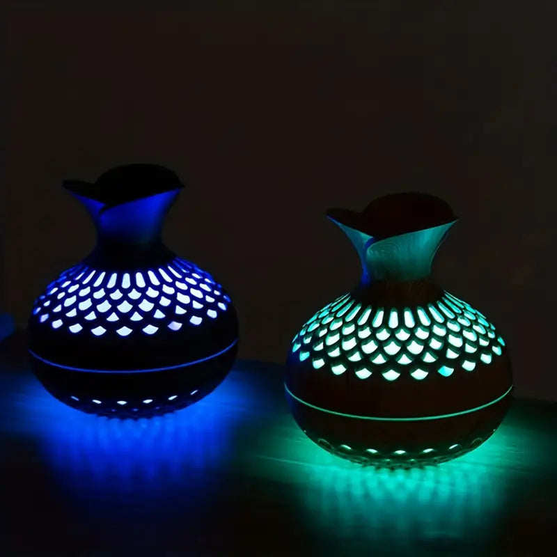Zwei LED-Aromadiffusoren, Holzoptik, blau und grün leuchtend, stimmungsvolle Beleuchtung.