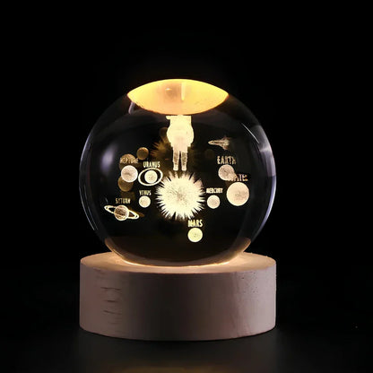 Leuchtende Kristallkugel mit Sonnensystem-Design auf Holzsockel, dekorative Tischlampe.