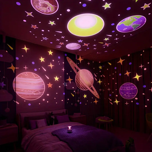 Leuchtende Planeten und Sterne an der Decke eines Kinderzimmers, Weltraum-Dekoration, Nachtlicht.