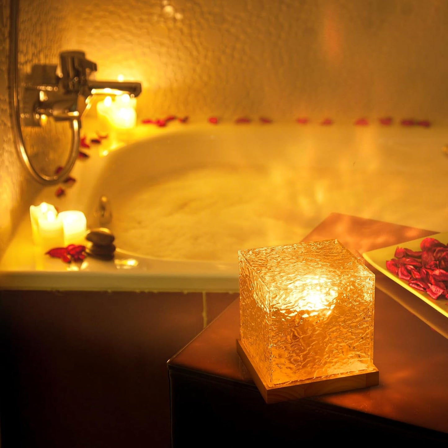 Luxuriöse Badewanne mit Kerzenlicht und Rosenblättern, entspannende Atmosphäre im Badezimmer.