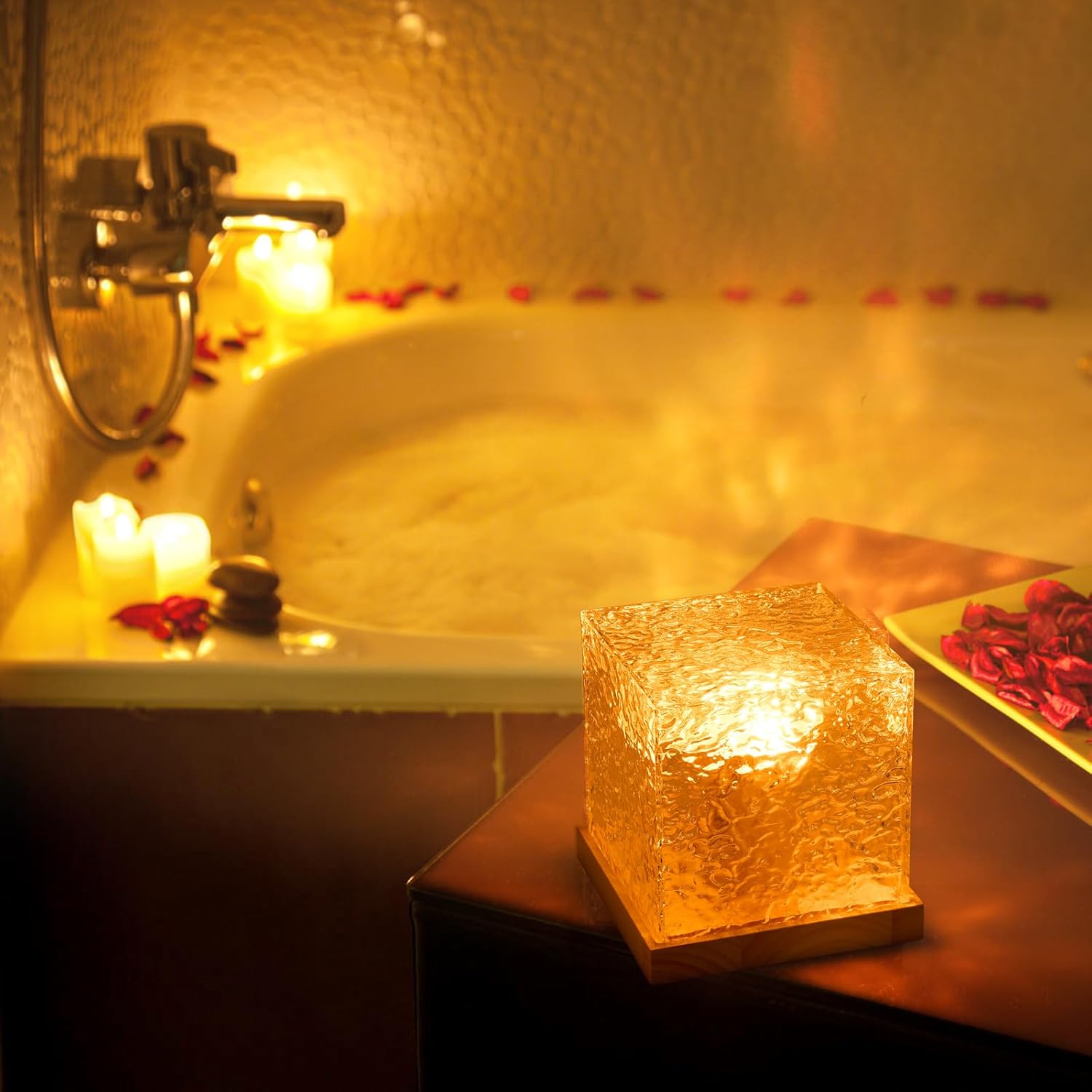 Luxuriöse Badewanne mit Kerzenlicht und Rosenblättern, entspannende Atmosphäre im Badezimmer.