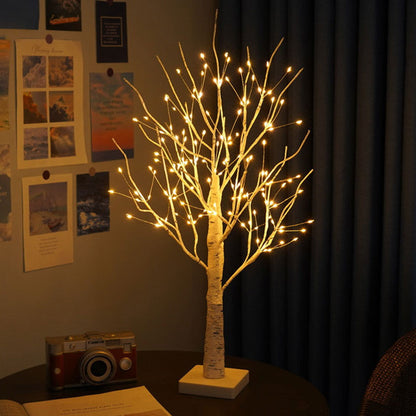LED-Baumlampe auf Tisch, warmweißes Licht, dekorativ, Schlafzimmer, moderne Inneneinrichtung.