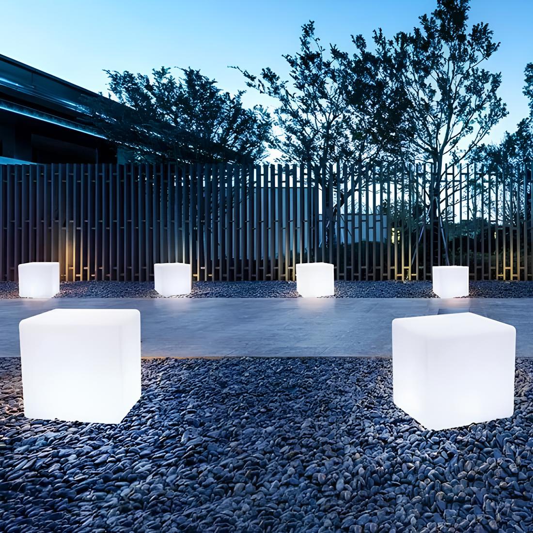 Leuchtender Gartenwürfel, weiß, modern, LED, Außenbeleuchtung, dekorativ, quadratisch, energiesparend.