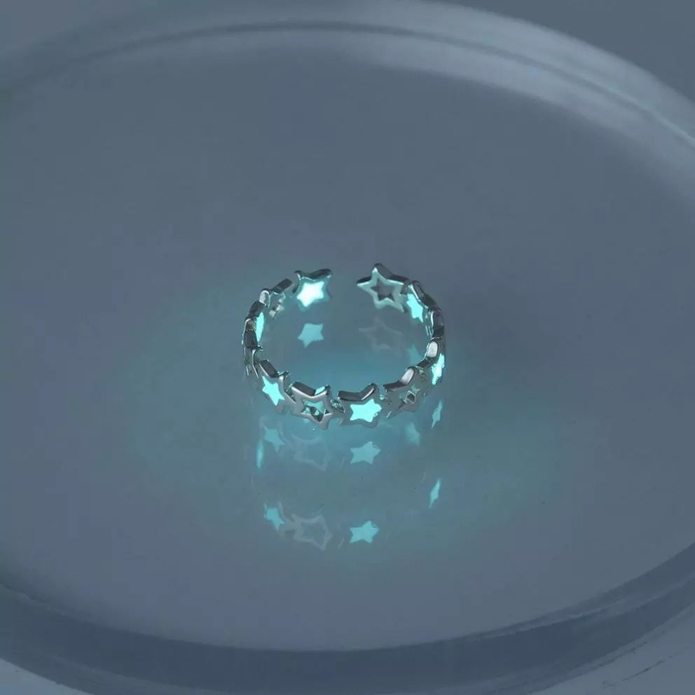 Leuchtender Sternring aus Silber, Damenring, modisches Accessoire, Geschenkidee, Schmuck.