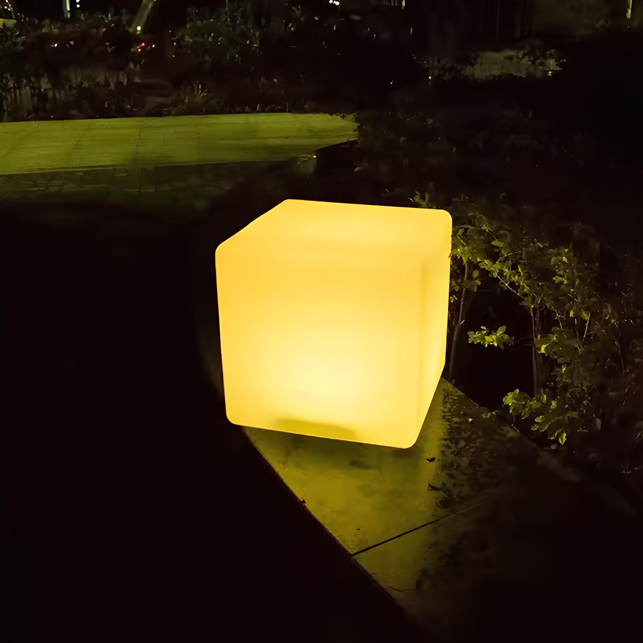 Leuchtender gelber LED-Würfel im Freien, dekorative Gartenbeleuchtung, quadratisch, modern.