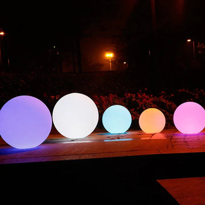 Leuchtende LED-Kugeln im Freien, mehrfarbig, Gartenbeleuchtung, Nachtansicht