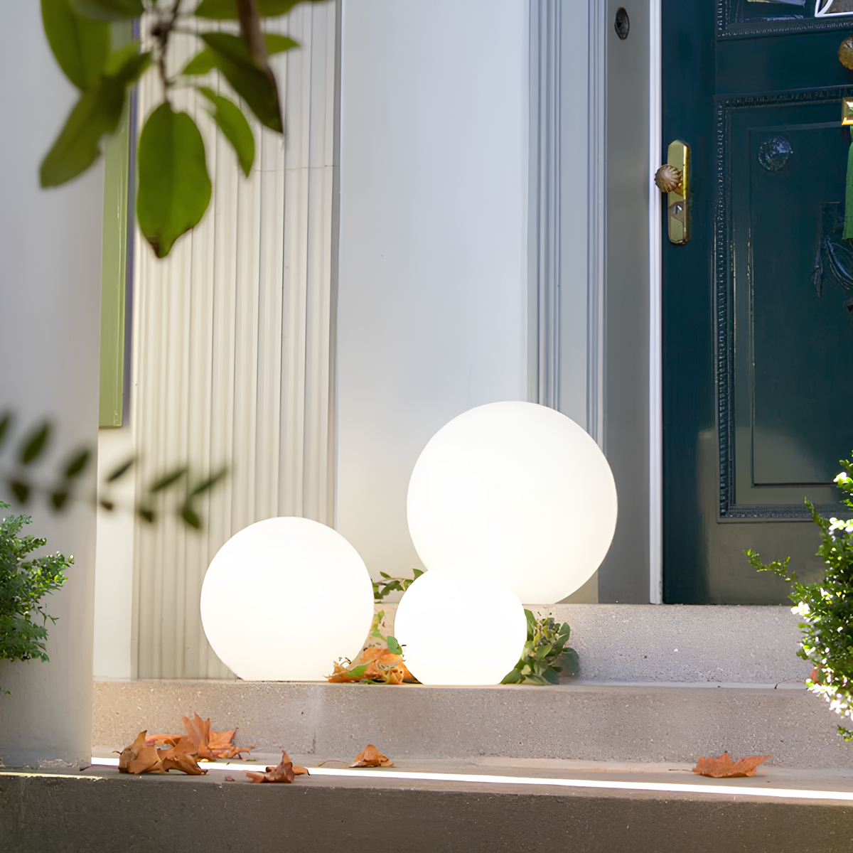 Leuchtkugeln außen, LED, weiß, rund, moderne Gartenbeleuchtung, Herbstdekoration, Eingangstreppe.
