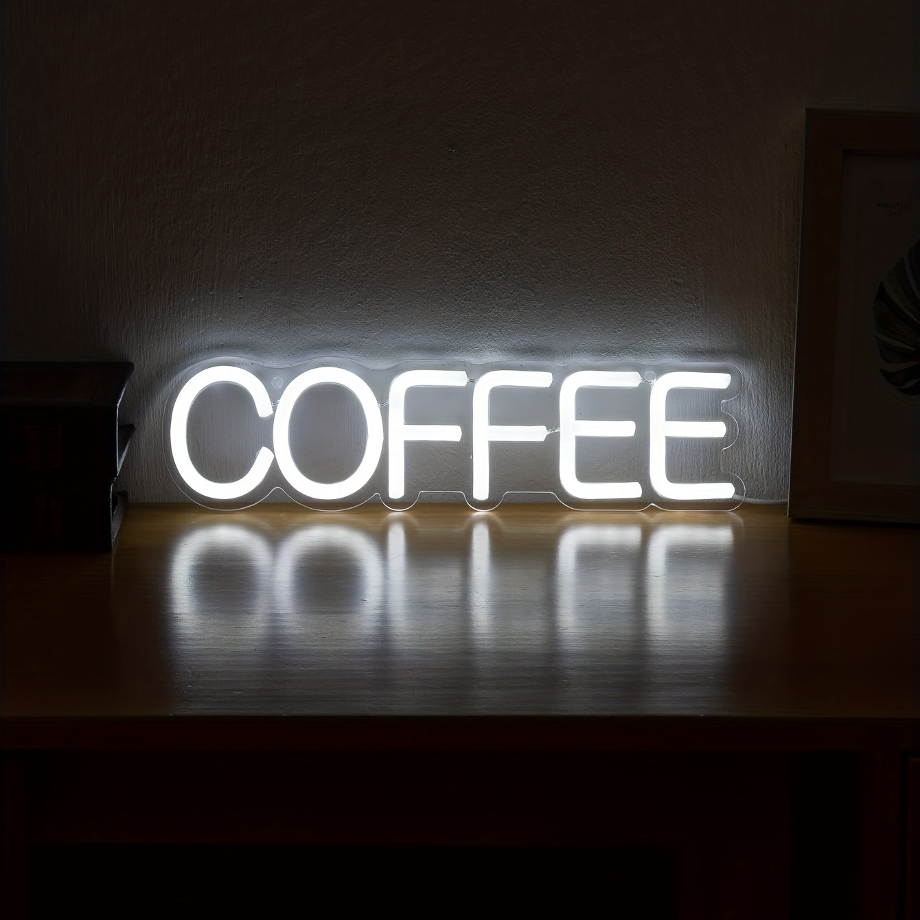 Leuchtendes COFFEE LED-Schild auf Holzoberfläche, dekorative Beleuchtung für Cafés und Küchen.