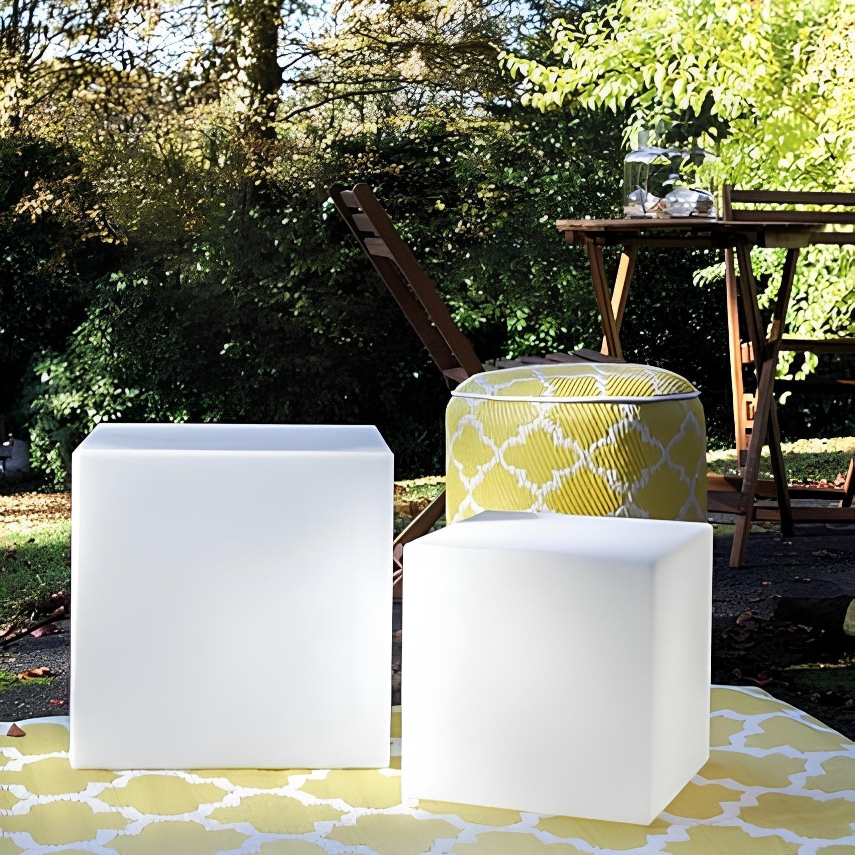 Zwei leuchtende LED-Würfel im Garten, moderne Außenbeleuchtung, weiß, dekorativ.