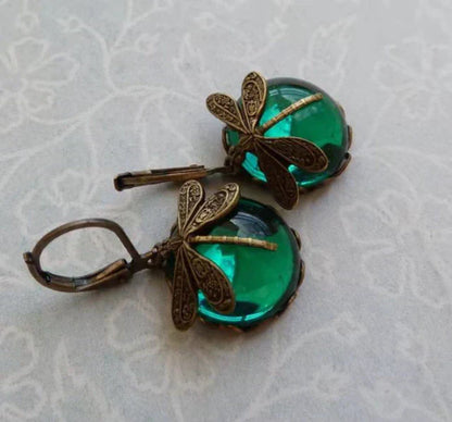 Vintage Ohrringe mit Libellenmotiv, bronzefarben, grünem Glas, Damenmode, Schmuckaccessoire.