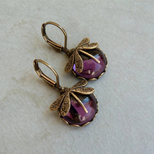 Vintage Ohrringe mit Libellen-Design, bronzefarben, lila Glasstein, handgefertigter Schmuck.