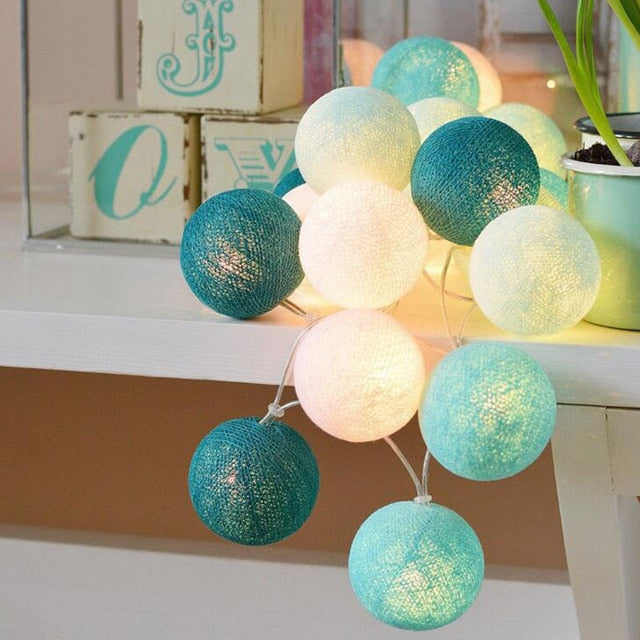 Blaue und weiße LED-Lichterkette, Baumwollkugeln, Dekoration, Wohnzimmer, stimmungsvoll.