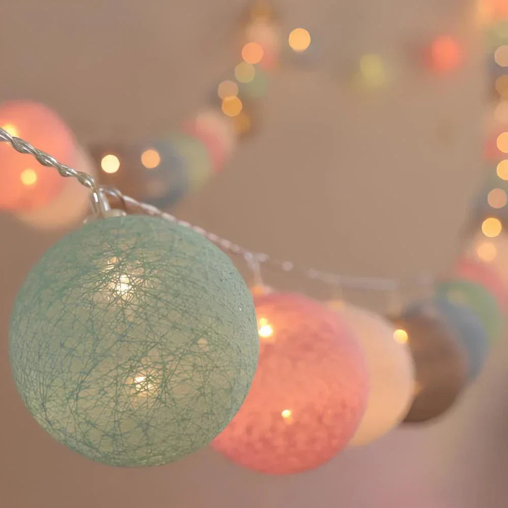 Bunte LED-Lichterkette mit Kugeln, pastellfarben, für stimmungsvolle Dekoration und Beleuchtung.