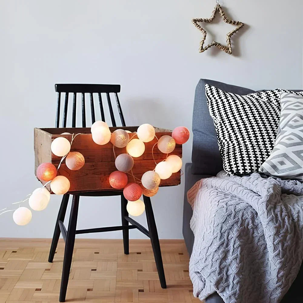 Lichterkette mit bunten Kugeln auf Stuhl, skandinavisches Design, Wohnzimmerdekoration.