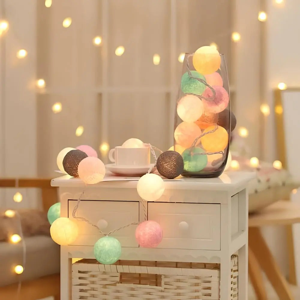 Bunte LED-Lichterkette auf weißem Tisch, dekorative Beleuchtung, gemütliches Ambiente.