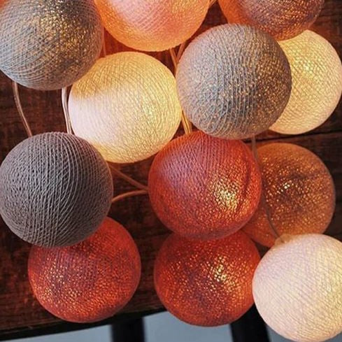Lichterkette mit bunten Baumwollkugeln, warmweißes Licht, Dekoration für Innenräume.