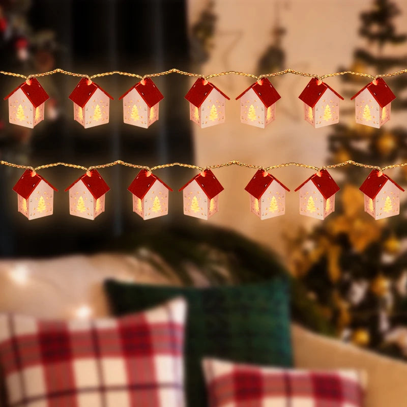 Lichterkette mit roten Häuschen, Weihnachtsdekoration, warmweißes Licht, festliche Beleuchtung.