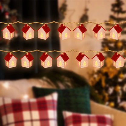 Lichterkette mit roten Häuschen, Weihnachtsdekoration, warmweißes Licht, festliche Beleuchtung.