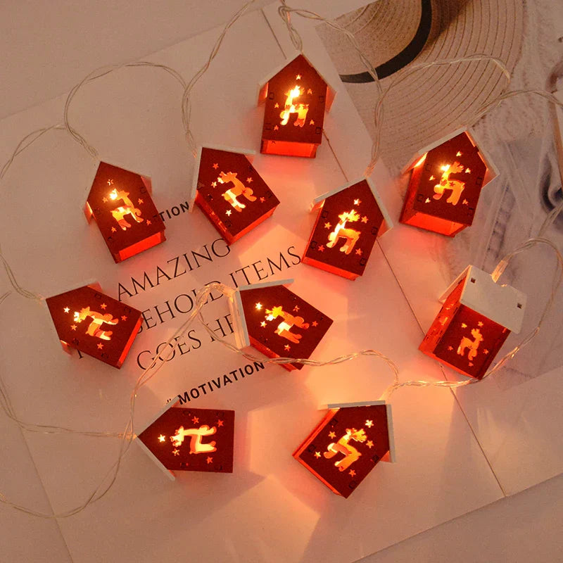 Weihnachtliche LED-Lichterkette, rote Häuschen, Rentiermotiv, festliche Dekoration, warmweiß.