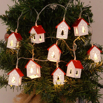 Weihnachtsbaum mit Lichterkette, rote und weiße Häuschen, festliche Dekoration, LED-Beleuchtung