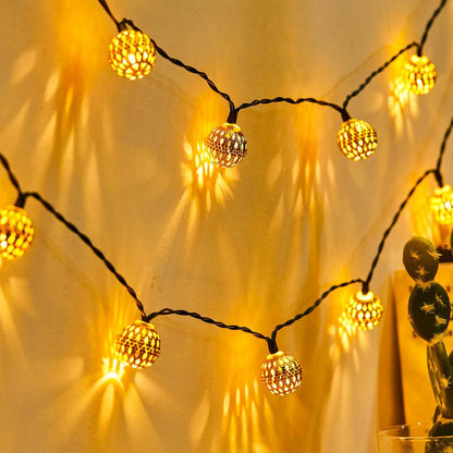 Lichterkette mit warmweißen LED-Kugeln, dekorative Beleuchtung für Innenräume.