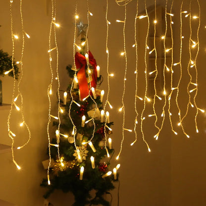 LED-Lichterketten Vorhang warmweiß, Weihnachtsbaum Hintergrund, festliche Dekoration.