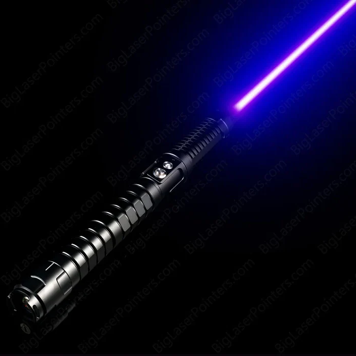 Schwarzer Laserschwertgriff mit blauem Lichtstrahl, futuristisches Design, Metalloptik.