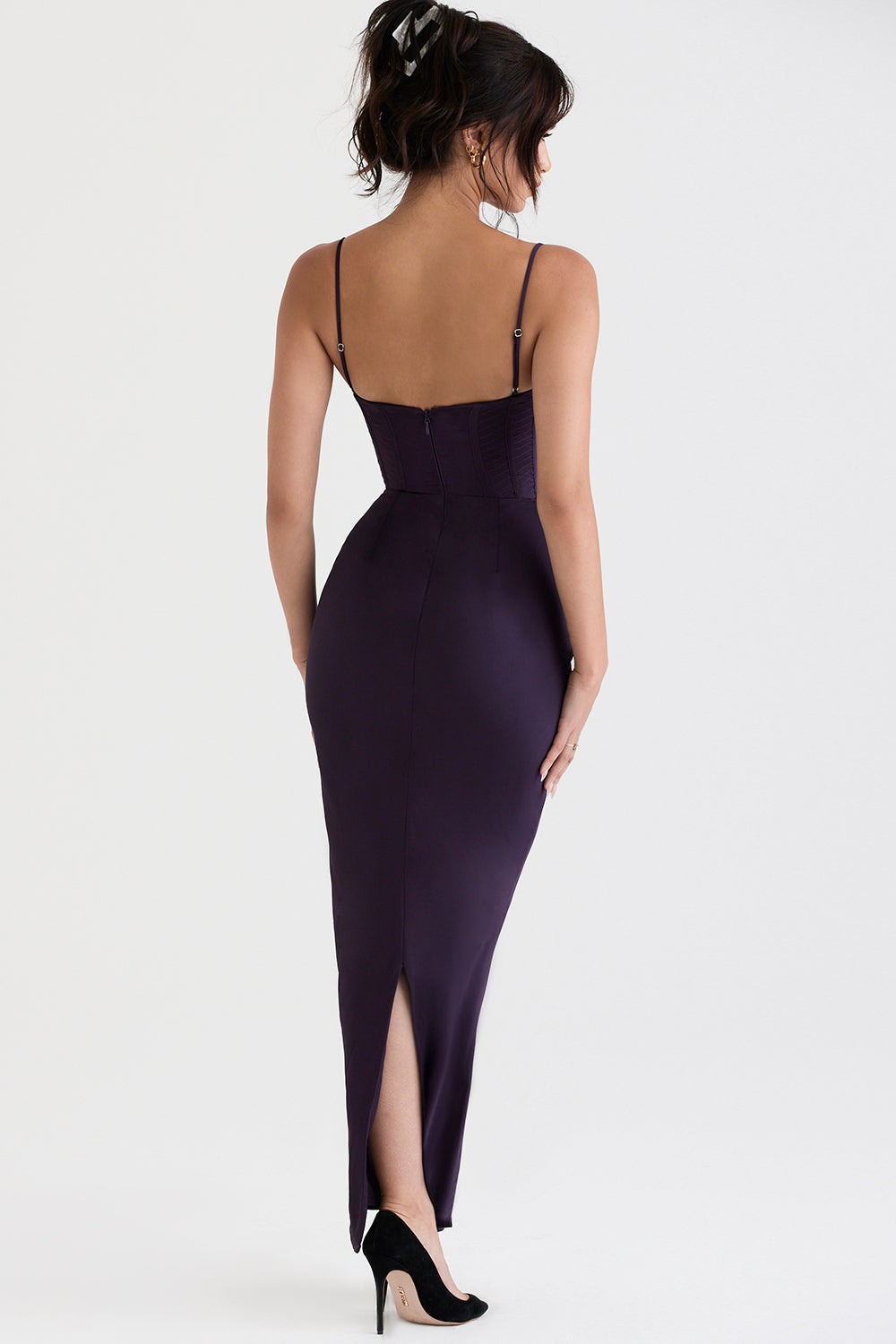Frau in lila Abendkleid mit Spaghettiträgern und Rückenausschnitt, elegante Mode.