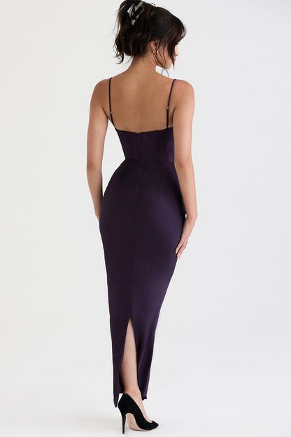 Frau in lila Abendkleid mit Spaghettiträgern und Rückenausschnitt, elegante Mode.