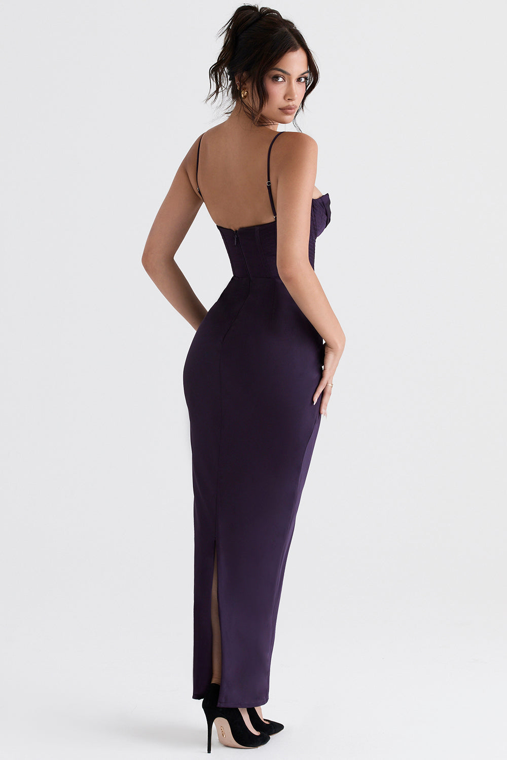Frau in lila Abendkleid mit Spaghettiträgern, elegantes Design, Rückansicht, Modefotografie.