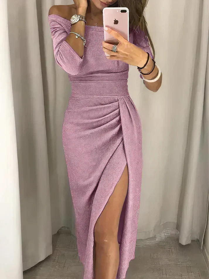 Frau in rosa schulterfreiem Kleid mit hohem Schlitz, elegantes Abendmode-Outfit.