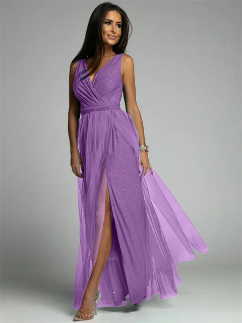 Frau in lila ärmellosem Abendkleid mit V-Ausschnitt und Schlitz, elegant und schick.