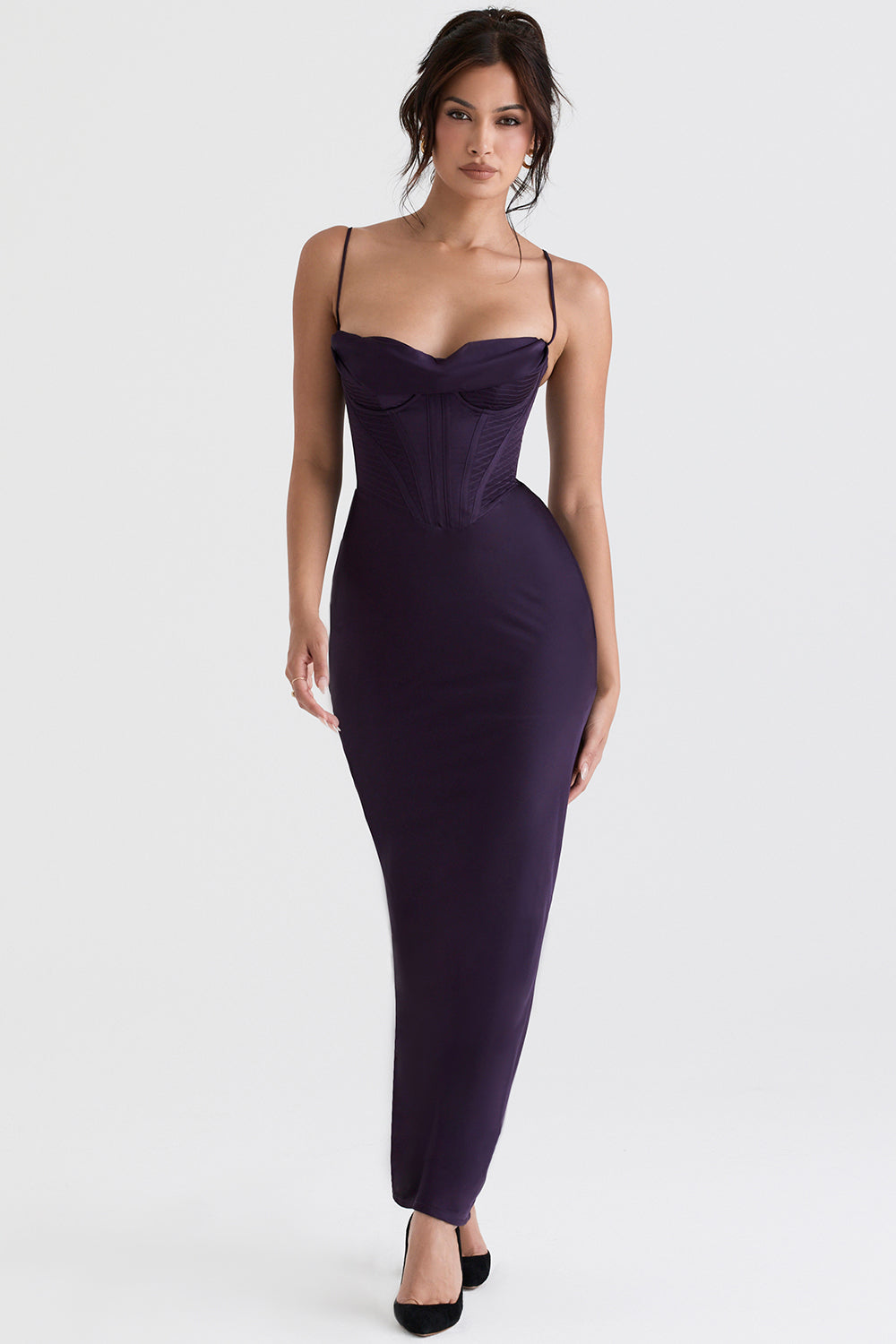 Frau in lila Abendkleid mit Spaghettiträgern, figurbetont, elegantes Design.