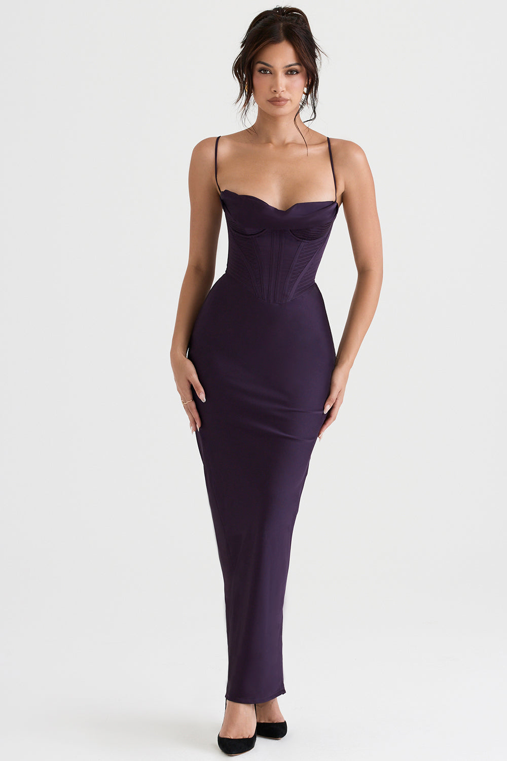 Frau in lila Satin-Abendkleid mit Spaghettiträgern, figurbetont, elegantes Design.