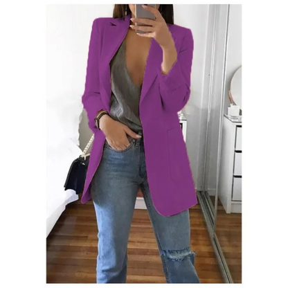Frau in lila Blazer, grauem Top und Jeans, modisch, elegant, Damenmode, Spiegel-Selfie.
