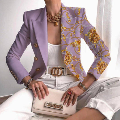 Lila Blazer mit goldenen Mustern, Damenmode, eleganter Stil, modische Jacke, Herbstkollektion.