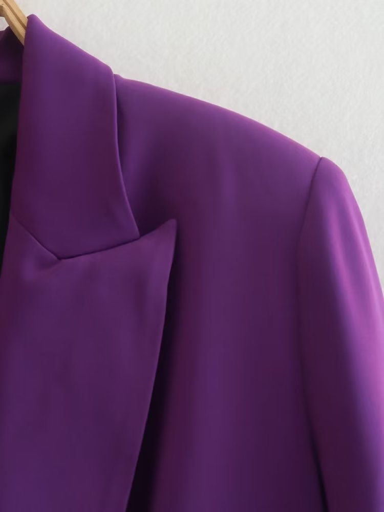 Lila Damenblazer aus Satin, elegantes Design, modische Damenbekleidung, formelle Anlässe.