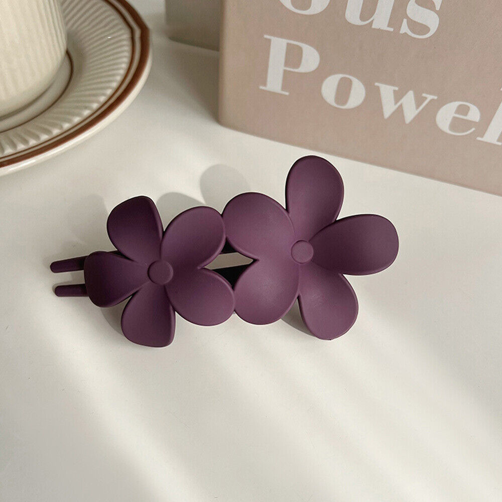 Lila Haarspange in Blumenform, Kunststoff, modisches Accessoire, Haarschmuck, Damenmode.