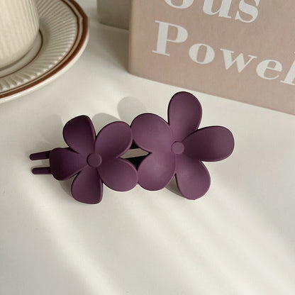 Lila Haarspange in Blumenform, Kunststoff, modisches Accessoire, Haarschmuck, Damenmode.