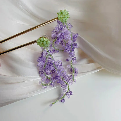 Lila Ohrringe mit Blumenmuster, handgefertigt, Perlen, eleganter Schmuck, Geschenkideen.