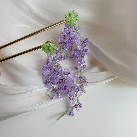 Lila Ohrringe mit Blumenmuster, handgefertigt, Perlen, eleganter Schmuck, Geschenkideen.