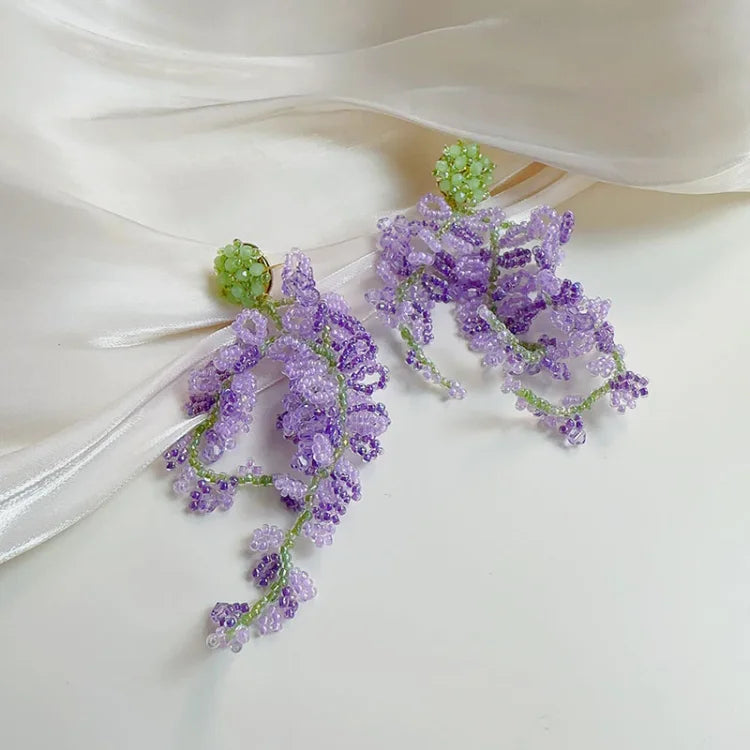 Lila Blumenohrringe aus Perlen, handgefertigt, eleganter Schmuck, Geschenkidee für Frauen.